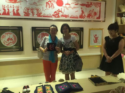 【第七届乞巧女儿节】上海市普陀区妇女代表考察团深入妇女手工刺绣示范基地考察